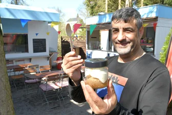 Neues Restaurant in Oederan: Im Klein-Erzgebirge isst man bald griechisch - Georgios Panagiodio bietet am Kiosk im Klein-Erzgebirge einfache Gerichte und ein griechisches Dessert mit Engelshaar an.