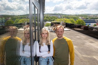 Neues Restaurant mit Dachterrasse und Panoramablick auf Plauen: „Wir wollen Erlebnisgastronomie bieten“ - Jil-Cécil Mortsch und Sven Peters auf der künftigen Terrasse des Restaurants Skylounge: Panoramablick auf Plauen inklusive.