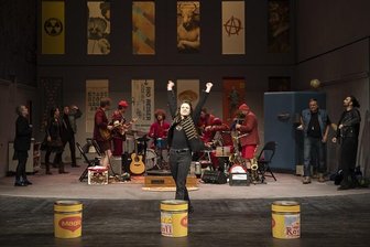 Neues Rio-Reiser-Stück am Plauener Theater: Das alles und noch viel mehr - In der Mitte Johanna Franke. Gleich zum Auftakt schleudert sie dem Publikum viel Energie und Trotz entgegen.
