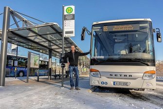 Neues Rodewischer Drehkreuz steht: Ab jetzt rollen dort die Busse - Mike König steuert als einer der ersten Fahrer einen Bus über das neue Drehkreuz. 