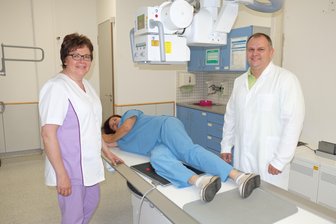 Neues Röntgengerät senkt Strahlendosis - Probeliegen auf dem neuen Röntgentisch in der Radiologischen Gemeinschaftspraxis im Krankenhaus Mittweida: Dr. med. Chris König (r.) und Mitarbeiterin Silvia Herrmann (l.) am neuen Flachdetektor-Röntgengerät.