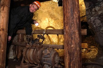 Neues Schauobjekt im ältesten Schaubergwerk des Erzgebirges – Doch was ist ein Schrapper? - Martin Riedel vom Schaubergwerk in Waschleithe ist froh über das neue Ausstellungsstück.