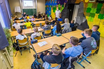 Neues Schuljahr beginnt mit Tests - Unterricht war schon mal angenehmer: An allen Einrichtungen außer den Grund- und Förderschulen herrscht zum Schuljahresbeginn Maskenpflicht im Klassenzimmer. Im Bild: die Klasse 7b der Oberschule Aue-Zelle mit ihrem Klassenlehrer Uwe Müller (rechts, stehend) und dem Lehrer in Ausbildung Bill Hofmann (sitzend).