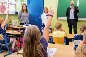 Neues Schuljahr: So viele Lehrer fehlen im Erzgebirge - Sachsens Kultusminister Christian Piwarz (vorn 2. v. r.) kam gleich zu Beginn seines Besuches mit den Viertklässlern der Grundschule "Am Schwarzwasser" Kühnhaide ins Gespräch. 