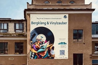 Neues schwarzes Gold: Erzgebirger graben nach Schallplatten-Tradition in vergessenem Presswerk - Alte Schallplattenfabrik in Ehrenfriedersdorf mit Jahresmotto.