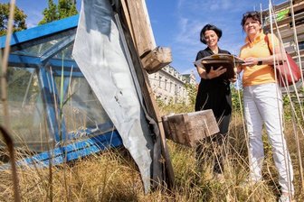 Neues Senioren-Wohnquartier in Plauen: Auch aus Bayern kommen Anfragen - An der Gutenbergstraße schreitet der Neubau der Arbeiterwohlfahrt voran. Das Bild, das im Sommer entstand, zeigt die "gute Fee" Nicole Vieweg, die betagten Mietern künftig Wege abnehmen will, und Awo-Geschäftsführerin Katrin Schmidt (rechts). Die markanten Fensterelemente (links im Bild) gehören der Vergangenheit an.