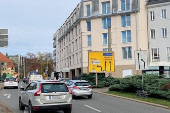 Neues Seniorenheim: Planungsfehler führt zu regelmäßiger Sperrung auf Humboldtstraße mitten in Zwickau - Und werktäglich grüßt der Stau: Jeweils für drei Stunden ist eine Fahrspur auf der Humboldtstraße gesperrt, um den Weg freizumachen für Lieferfahrzeuge am Haus "Am Moritzbach".