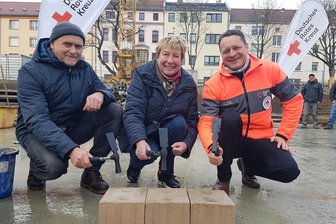 Neues Seniorenwohnen in Oelsnitz: 60 Interessenten auf der Warteliste - Symbolische Hammerschläge für einen großen Neubau vollzogen am Freitag in Oelsnitz für das DRK Oelsnitz Geschäftsführer Gideon Türpe (rechts) und die stellvertretende Kreisvorsitzende Martina Schiller sowie Architekt Harald Radüchel aus Ellefeld.