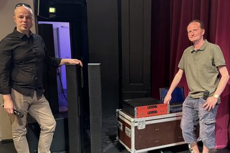 Neues Soundsystem für Freibergs Theater: Wenn Engagement hörbar wird - Tontechniker Thomas Fiedler (l) und Hannes Schmieder freuen sich auf die neuen Boxen.
