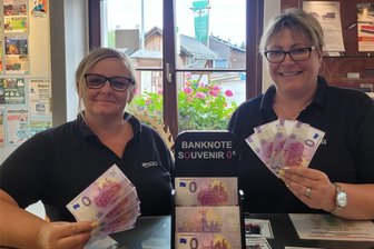 Neues Souvenir aus dem Erzgebirge: Null-Euro-Schein der Fichtelbergbahn - Antje Schulze (r.) und ihre Kollegin Tina Viehweger freuen sich sehr über den Zuwachs im Souvenirsortiment.