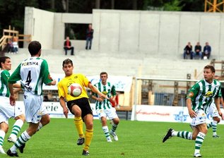 Neues Sozialgebäude bekommt sein Dach - Das Turnier um den Wernesgrüner Cup am vergangenen Wochenende fand als letztes im VfB-Stadion statt. Jetzt haben die Bauarbeiter das Sagen. 