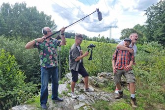 Neues Spielfilm-Projekt: Auerbacher Filmemacher verbindet Action und Anspruch - Dreharbeiten für den Film „Raus mit mir“: Ton-Assistent Gernot Schulz, Tom Asmussen an der Kamera und die Darsteller Tobias Bäuerle und Frank Leonhardt (von links).
