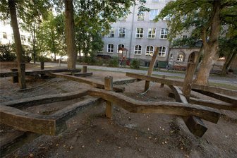 Neues Spielgelände soll in der Plauener Südvorstadt Waldspielplatz ersetzen: Nicht jedem gefällt das - Direkt vor der Herbart-Grundschule und mitten im Wohngebiet gelegen, stellt das Spielgelände auf dem Dillnerplatz einen idealen Treffpunkt für den Nachwuchs dar. Die Kinder wünschen sich, dass der Spielplatz aufgewertet wird.