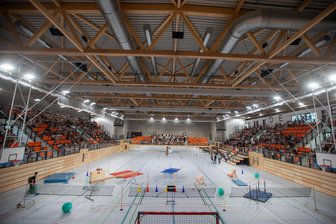 Neues Sportforum Vogtland in Plauen eröffnet: Was es kann, was es nicht kann – und was es nicht darf - Bis zu 2000 Zuschauer finden bei Veranstaltungen im neuen Sportforum Vogtland in Plauen Platz. Am Dienstag boten die Schüler des Lessing-Gymnasiums ein Kulturprogramm.