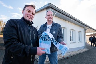 Neues Sportlerheim am Randes des Plauener Seehausgebietes ist fertig - Kevin Hellfritsch (links) und SpuBC-Präsident Thomas Mahler sind stolz aufs neue Heim.