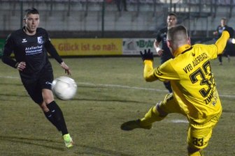 Neues Sturm-Duo lässt hoffen - Marc-Philipp Zimmermann erzielt hier den 1:1-Ausgleichstreffer für den VfB Auerbach. Sein Gegenspieler Tim Häußler von der VSG Altglienicke kann nur zuschauen.