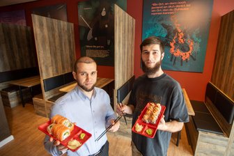 Neues Sushi-Restaurant in Plauen kurz vor Eröffnung - Anime- und Sushifans Inhaber Magomed-Rasul Amerkhanov (l.) und Küchenchef Salah Shamsadov.
