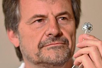 Neues System bringt Insulin direkt an die Leber - Kleines Implantat, große Wirkung. Dr. Andreas Reichel zeigt das neue Dia-Port-System. Das blümchenähnliche Teil liegt dabei unter der Bauchdecke.