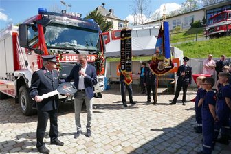 Neues Tanklöschfahrzeug für Scharfenstein: Glückliches Ende einer bewegenden Geschichte - Wehrleiter Jens Fichtner (links) erhält von Bürgermeister Jens Haustein den symbolischen Fahrzeugschlüssel.