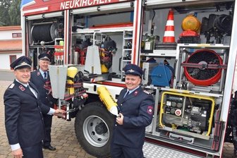 Neues Tanklöschfahrzeug ist ein Unikat - In Neukirchen ist ein neues Rettungsfahrzeug in Dienst genommen worden. Zum Aktionstag gaben Wehrleiter Gunter Berge, Mirko Sittner und Thomas Schmidt (v. l.) Einblicke in die Ausrüstung.