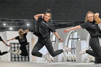 Neues Tanzstudio in der Ermafa-Passage: 20-Jährige erfüllt sich ihren Traum - Für Gründerin Batul Al Aidi (links) ist das Schönste am Leben Tanzen. Mit Trixi Kind übte sie am Donnerstag noch für die große Eröffnung.