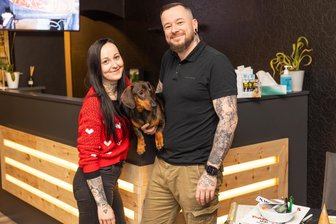 Neues Tattoo-Studio im Erzgebirge: Wo schwarze Kunst unter die Haut geht - Robert Wirker und seine Partnerin Kim Prosy in ihrem im Sommer neu eröffneten Atelier an der Großen Kirchgasse in Annaberg-Buchholz. Dort zu Hause fühlt sich auch Familienhund Charly, ein zweijähriger Dackel.