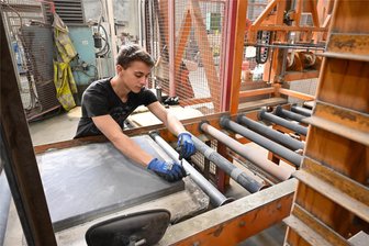Neues Terrassenplattenwerk in Diethensdorf: Wo Sachsens „Silicon Valley“ für Baustoffe liegt - Nick Meinel (21) ist Facharbeiter für Lagerlogistik. Der Claußnitzer betreut als Anlagenfahrer die neue Anlage.