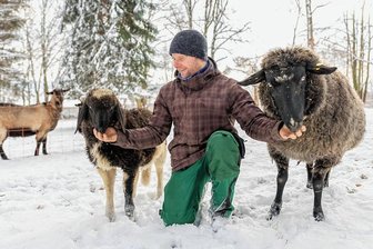 Neues Therapieschaf für Rodewischer Landesklinik -  Tiertherapeut Stefan Barth mit Seppi (links) und Paula sowie einer der beiden Therapieziegen.