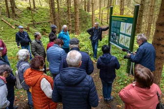 Neues touristisches Angebot im Erzgebirge: Wo man sich auf die Spuren der Bergleute begeben kann - Überall am Bergbaulehrpfad in Eibenstock sind Tafeln aufgestellt, die aus der Bergbaugeschichte erzählen. Thomas Helm hat die Texte und Bilder dafür beigesteuert.