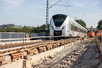 Neues Tröten im Elstertal: Was es mit dem Geräusch auf sich hat und wie lange es bleibt - Achtung: Zug kommt! Ein lautes akustisches Signal warnt ab jetzt die Arbeiter auf der Brückenbaustelle.