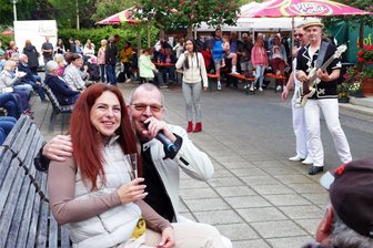 Neues und Bewährtes: Das erwartet Besucher beim Stadtfest in Burgstädt - Beim Kurparkfest in Warmbad war die Leipziger Kultband „Nightfever“ im Mai zu Gast, hier Sänger Heiko.