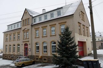 Neues Unternehmen will in Wolkenstein kräftig investieren - Die ehemalige Hilmersdorfer Schule wird unter anderem von der freiwilligen Feuerwehr genutzt. 