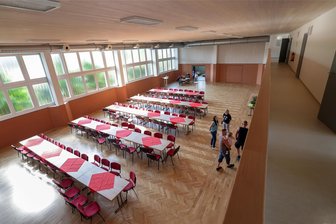 Neues Veranstaltungszentrum in Oberwiera: Kommt nun die „Klanggrube 2.0“ unter ein Hallendach? - Blick in die Turnhalle, die nun auch Veranstaltungszentrum ist. Hier fanden am Samstag ein Helferfest und am Sonntag ein Tag der offenen Tür statt.