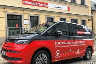 Neues Verbrauchermobil macht auf Klingenthaler Markt Station - Der Beratungsbus vor der Verbraucherberatungsstelle in Auerbach. Deren Mitarbeiterinnen sind damit in der Region unterwegs.