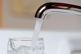 Neues Verfahren beim Bau der Wasserleitung - Bei Bauarbeiten in Schnarrtanne an einer neuen Fernwasserleitung werden Rohre verlegt ohne zu graben.