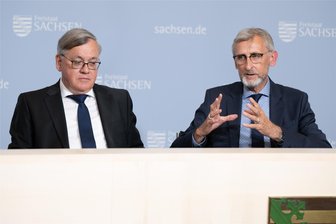 Neues Verfassungsschutzgesetz: Sachsens Geheimdienst darf jetzt unter anderem Geldströme verfolgen - Dirk-Martin Christian, Präsident des Landesamtes für Verfassungsschutz Sachsen, neben Innenminister Armin Schuster (CDU). Beide wünschen sich, dass in der nächsten Legislaturperiode noch die rechtliche Erlaubnis für Online-Durchsuchungen ergänzt wird.