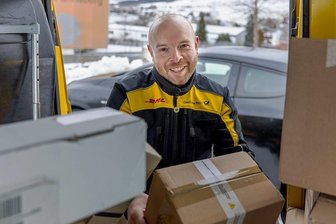 Neues Verteilzentrum in Bärenstein: Wenn der Zusteller sogar Estrich bringt - Zusteller Karsten Nicolaus bei seiner täglichen Tour, die ihn auch regelmäßig in das Gewerbegebiet nach Königswalde führt. Durchschnittlich 100 Pakete liefert der Bärensteiner am Tag aus. Mitunter sind sogar Baustoffe darin.