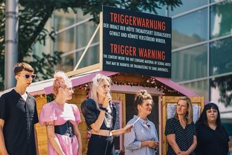 Neues Video der Band Blond: "Deine Hand an meinem Arsch" - Johann Bonitz, Lotta Kummer und Nina Kummer von der Band Blond, Julia Voigt vom Kosmos Chemnitz sowie Saskia Jäkel und Sandra Ludwig (von links) vom Verein "Wildwasser" bei der Ausstellungseröffnung.