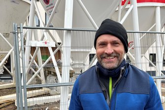 Neues Vier-Sterne-Hotel im Erzgebirge: Was macht das Pawlow-Haus so besonders? - Gregor Kumberger auf der Baustelle in Warmbad.