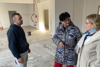 Neues von „Onkel Fritz“: Der Lengenfelder Stadtladen öffnet - größer und woanders - Es geht voran in Lengenfeld. Arbeitsbesprechung mit den Genossenschaftsvorständen Heidrun Frank (rechts), Gabriela Krauthahn und Handwerker David Hunger, der ebenfalls Mitglied der Machbarschaft Lengenfeld ist.