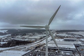 Neues Windrad zwischen Heinsdorf und Schneidenbach soll sich ab Herbst drehen - Blick aus 58 Metern Höhe auf das Gewerbegebiet an der A 72. Das neue Windrad ist auf Höhe der Nabe des Rotors 160 Meter hoch.