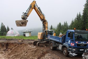 Neues Wintersportzentrum im Erzgebirge: Auf dem Hirschkopf in Carlsfeld wird dafür viel Erde bewegt - Auf dem Hirschkopf in Carlsfeld entsteht ein neues Aktivzentrum. Zurzeit finden dort die Erdarbeiten statt.