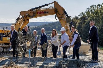 Neues Wohngebiet im Erzgebirge beim ersten Spatenstich bereits fast voll - Führende Vertreter der Volksbank Chemnitz sowie anderer am Projekt "Oberwiesen II" beteiligter Firmen vollzogen am Dienstagvormittag gemeinsam mit Thums Bürgermeister Thomas Mauersberger (4. von links) den ersten Spatenstich für das neue Wohngebiet.