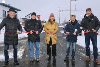 Neues Wohngebiet in Zwickau erfüllt den Halb-Jahres-Plan - Haben sich im Schneetreiben zum symbolischen Bandzerschneiden getroffen: Bauherr Maik Martin, Stadtplaner Jens Raußer, Baubürgermeisterin Silvia Queck-Hänel, Tiefbauamtsleiter Thomas Pühn und Stadtplaner André Kämmer (von links).