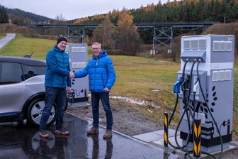 Neues Zeitalter für E-Auto-Fahrer in Oberwiesenthal: Sachsens höchstgelegene Stadt hat nun zwei Schnellladesäulen - Bürgermeister Jens Benedict (l.) und Betreiber Wolfram Cüppers an den Schnellladesäulen in Oberwiesenthal.