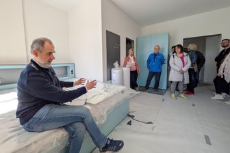 Neues Zschopauer Biker-Hotel: Erste Übernachtung und erste Feier sind bereits gebucht - In einem der Zimmer des künftigen Biker-Hotels hatte Toralf Zinner (links) bereits einige Möbel stehen, um einen Eindruck vom vorgesehenen Flair zu vermitteln.