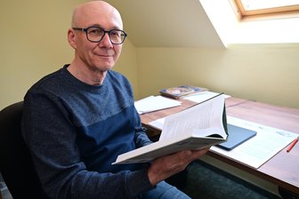 Buchlesung zu Karl Stülpner in Pobershau: War der Volksheld ein skrupelloser Narzisst? - Autor Steffen Scholtz mit seinem neuen Buch „Mythos Karl Stülpner – Ergebnisse historischer Forschung“.