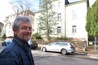Neues Zugpferd betreutes Wohnen in Freiberg: „Pflegeheim-Kosten kann sich bald keiner mehr leisten“ - Joseph Eisenschenk vor dem Haus Weisbachstraße 5 in Freiberg. Der Chef der Riu Senioren- und Krankenpflege will das Gebäude durch einen Neubau für betreutes Wohnen ersetzen. Der 73-Jährige verfolgt noch zwei ähnliche Projekte.