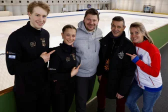 Neues Zuhause in Chemnitz: Ukrainischer Spitzentrainer kümmert sich um die größten Talente im Eiskunstlauf - Erfolgreiches Quintett: Luis Schuster und Letizia Roscher sowie ihre Trainer Pylyp Zalevskyi, Ingo Steuer und Stephanie Schneider (v.l.).
