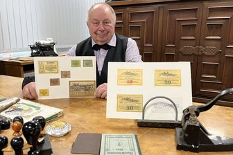 Neues zum Niemandsland im Erzgebirge: Schwarzenberger Notgeld kam nicht über Sparkasse als Zahlungsmittel in Umlauf - Sparkassenarchivar Horst Möckel zeigt die Kopien des Schwarzenberger Notgelds (vorn rechts im Bild).